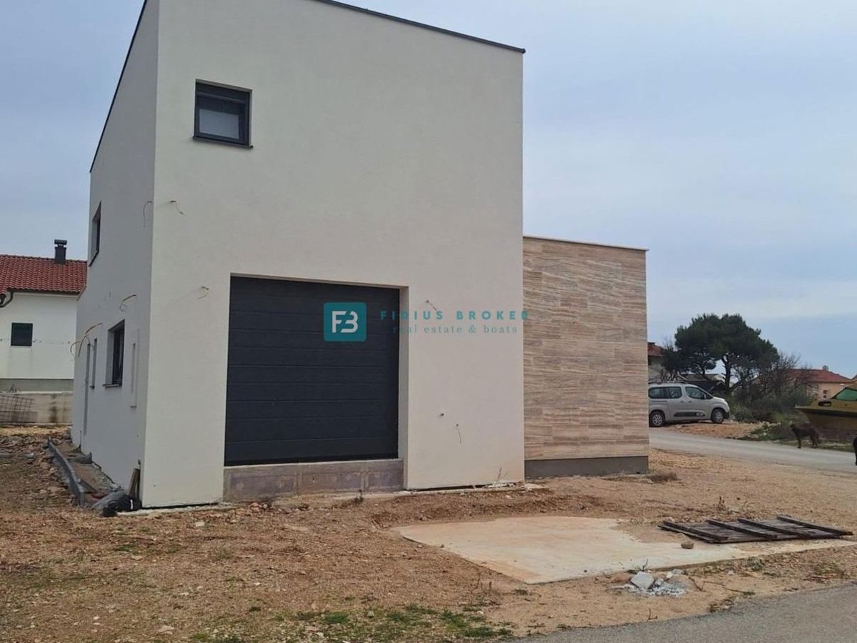 VODICE, nova, moderna samostojna hiša, bazen, garaža