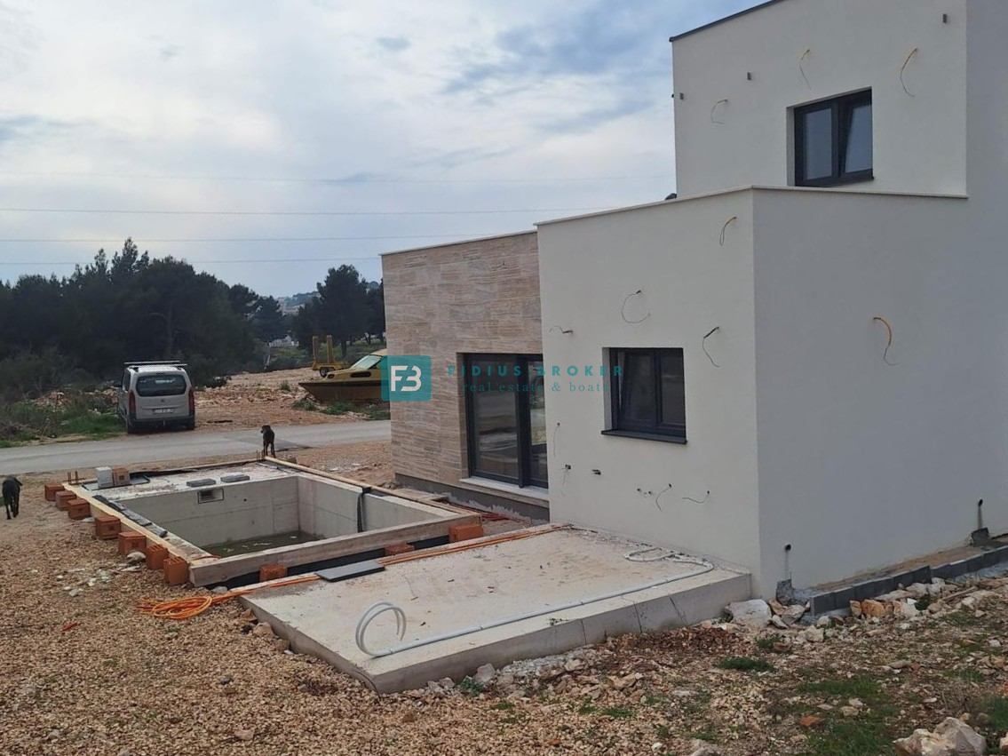 VODICE, nova, moderna samostojna hiša, bazen, garaža