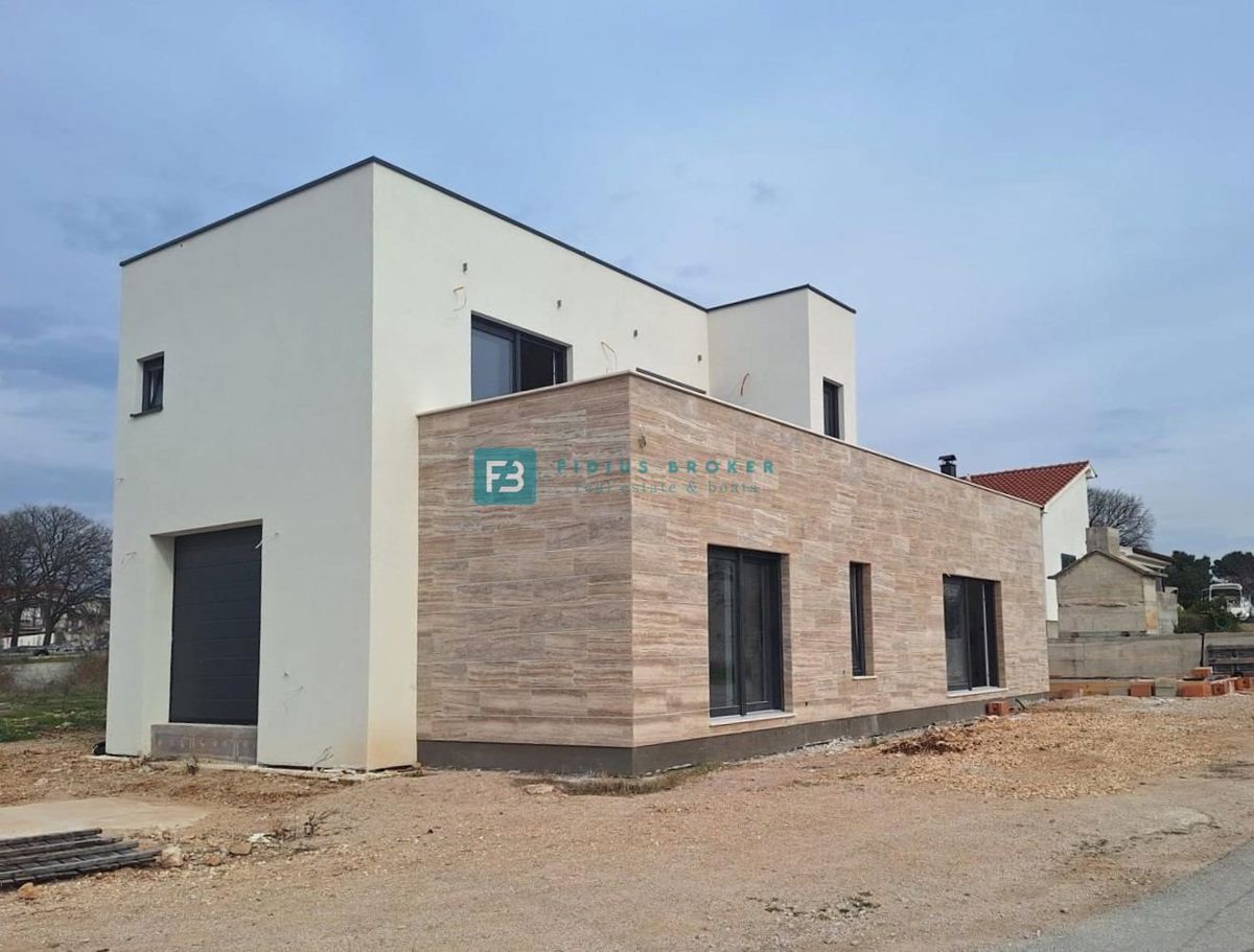 VODICE, nova, moderna samostojna hiša, bazen, garaža