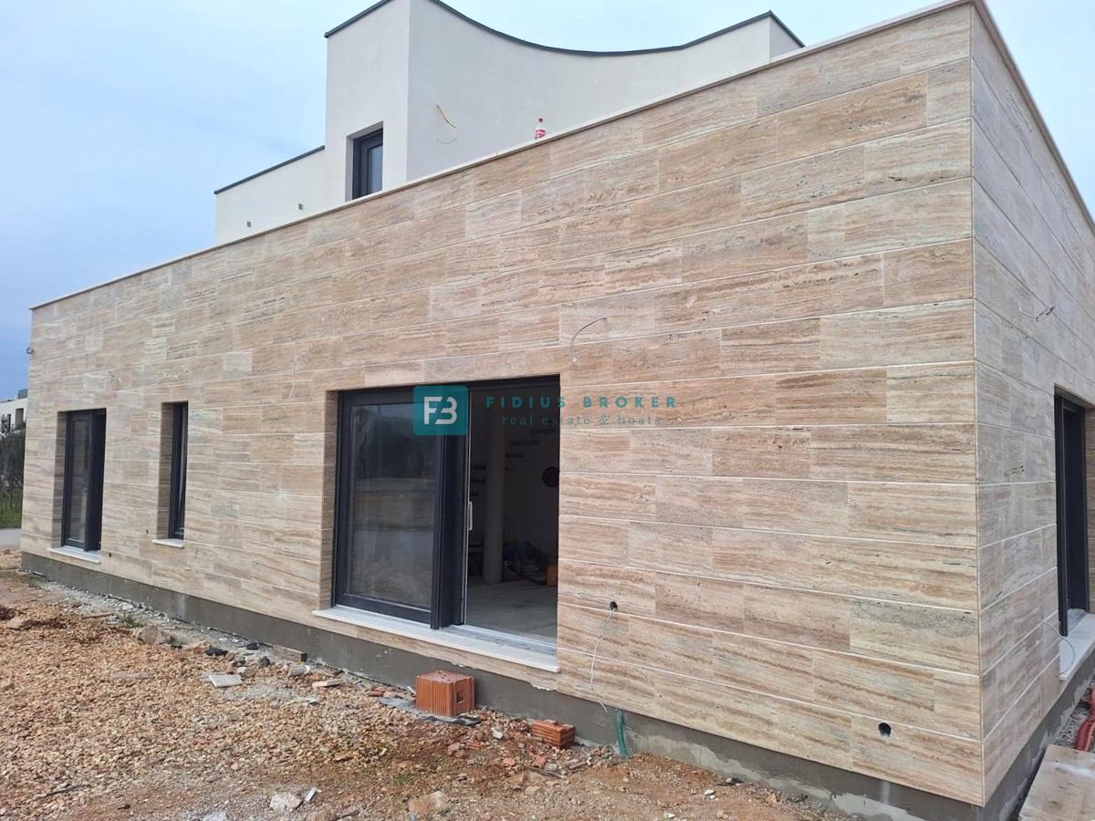 VODICE, nova, moderna samostojna hiša, bazen, garaža