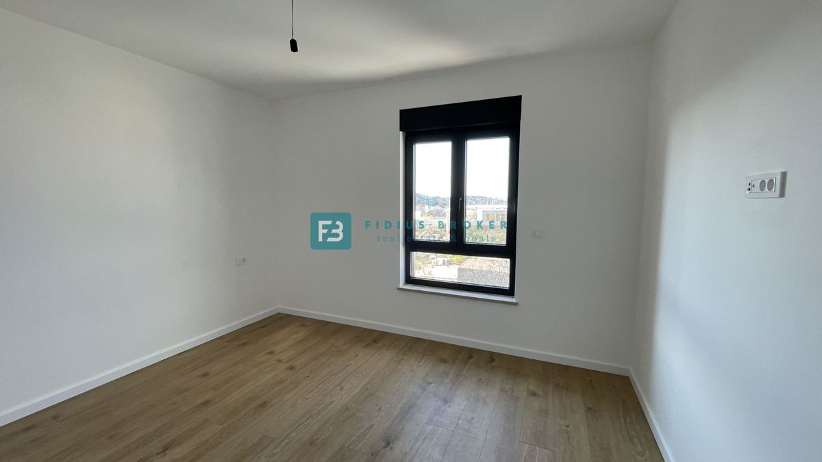 TRIBUNJ, novogradnja, 2. nad., 350 m od morja, terasa