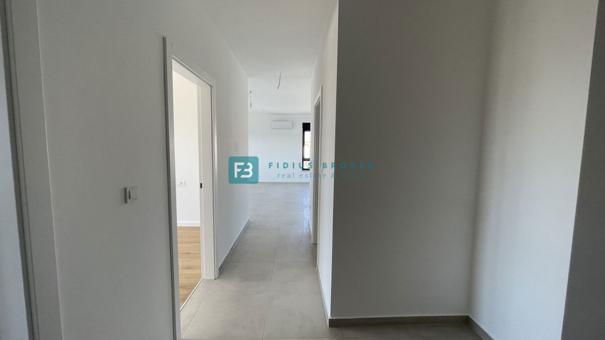 TRIBUNJ, novogradnja, 2. nad., 350 m od morja, terasa