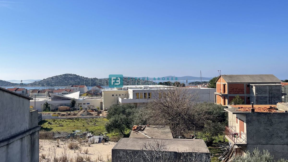 TRIBUNJ, novogradnja, 2. nad., 350 m od morja, terasa