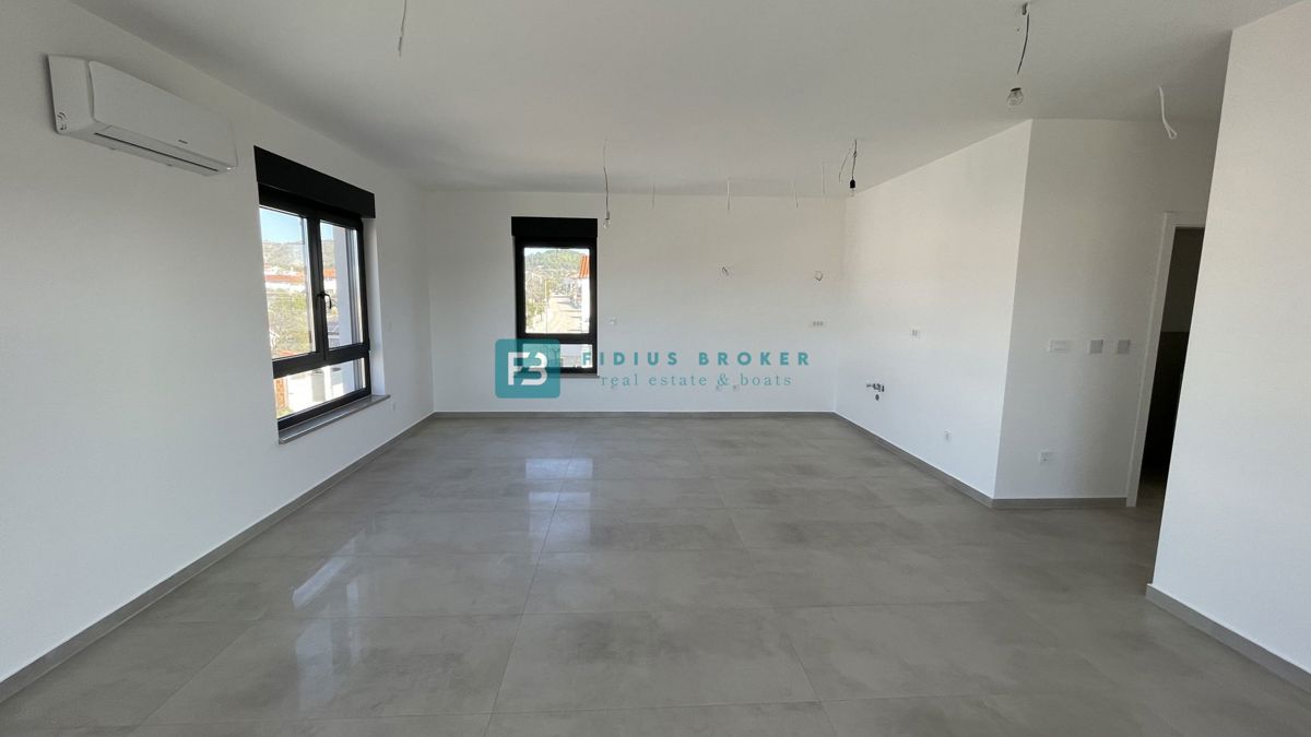 TRIBUNJ, novogradnja, 2. nad., 350 m od morja, terasa