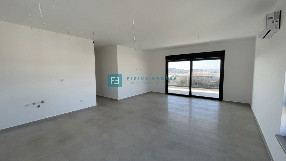 TRIBUNJ, novogradnja, 2. nad., 350 m od morja, terasa