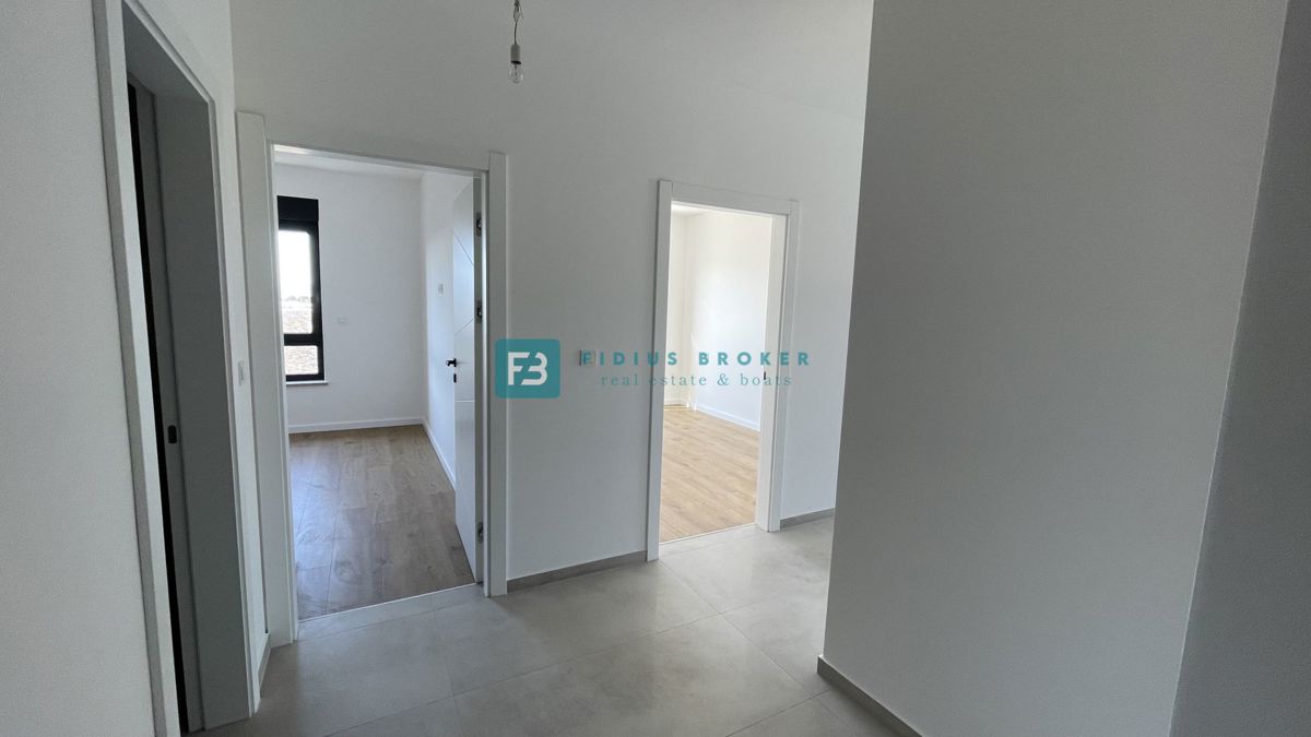 TRIBUNJ, novogradnja, 2. nad., 350 m od morja, terasa