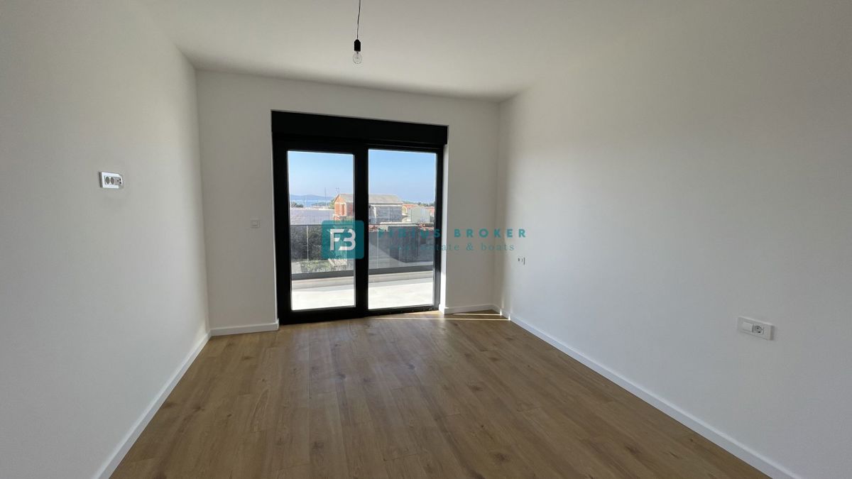 TRIBUNJ, novogradnja, 2. nad., 350 m od morja, terasa