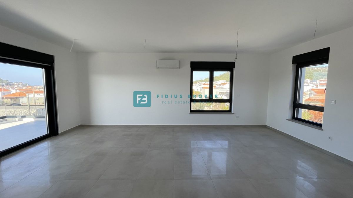 TRIBUNJ, novogradnja, 2. nad., 350 m od morja, terasa