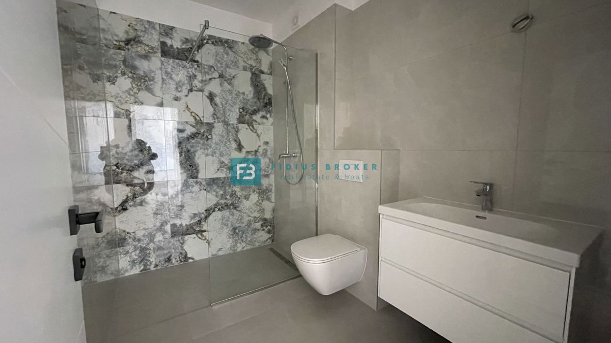 TRIBUNJ, novogradnja, 2. nad., 350 m od morja, terasa