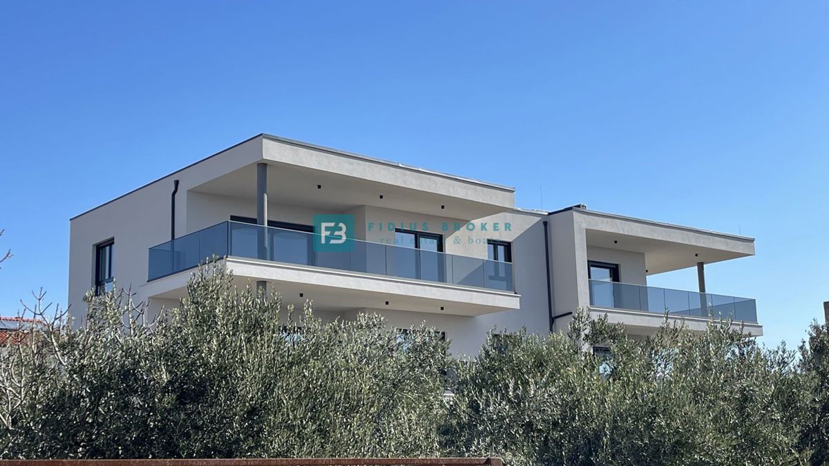 TRIBUNJ, novogradnja, 2. nad., 350 m od morja, terasa