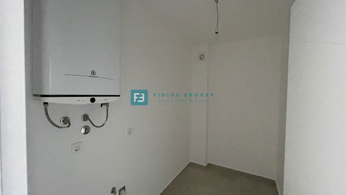 TRIBUNJ, novogradnja, 2. nad., 350 m od morja, terasa