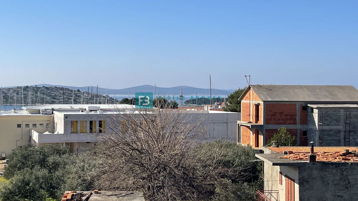 TRIBUNJ, novogradnja, 2. nad., 350 m od morja, terasa