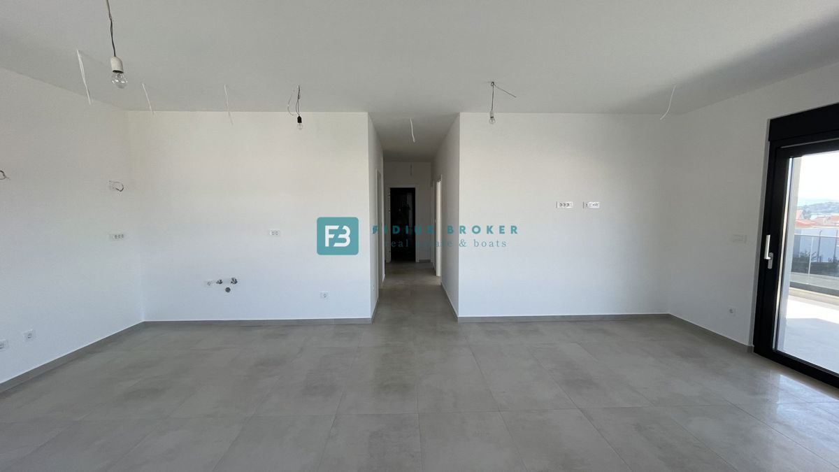 TRIBUNJ, novogradnja, 2. nad., 350 m od morja, terasa