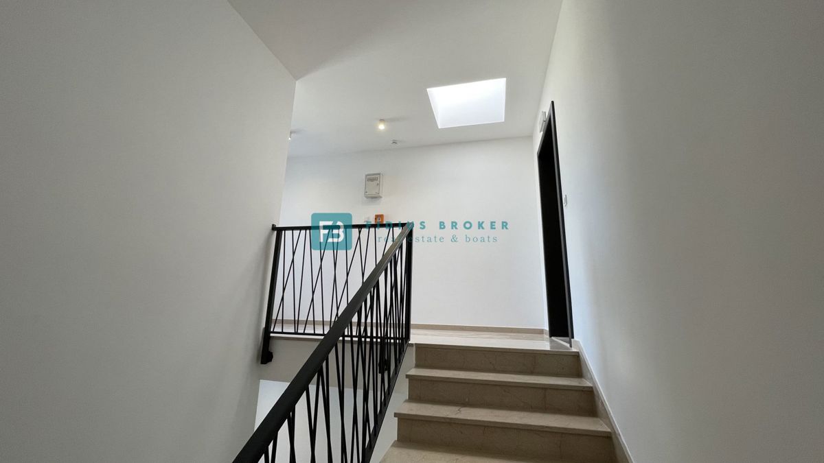 TRIBUNJ, novogradnja, 2. nad., 350 m od morja, terasa