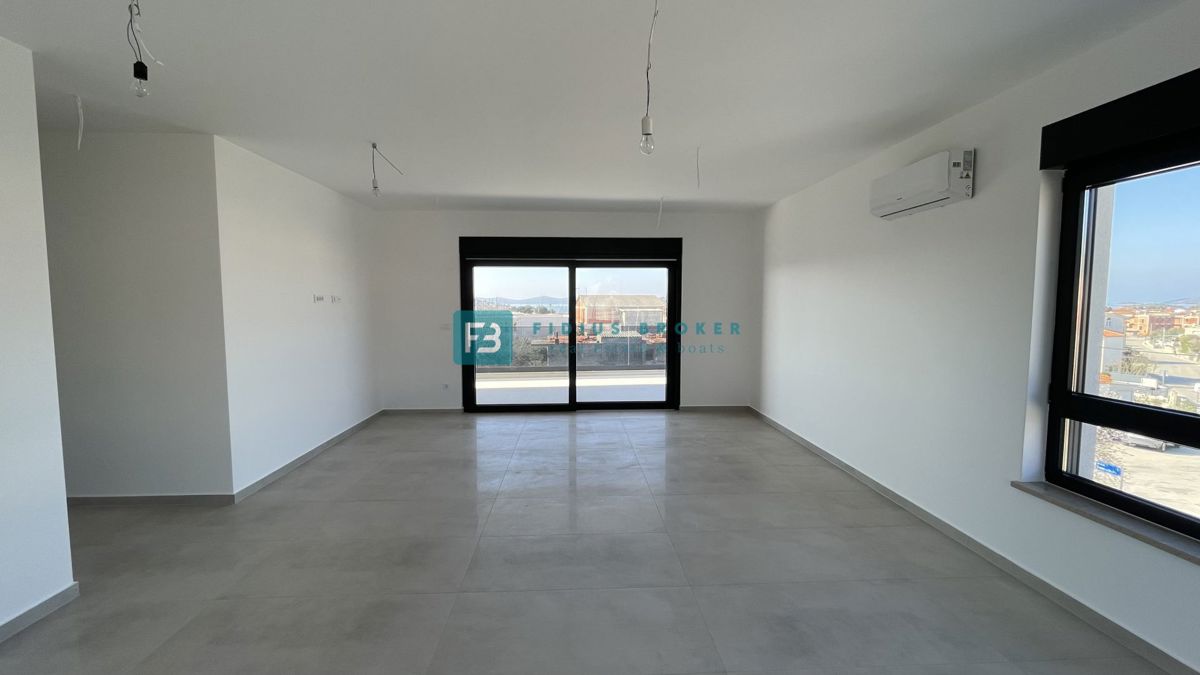 TRIBUNJ, novogradnja, 2. nad., 350 m od morja, terasa