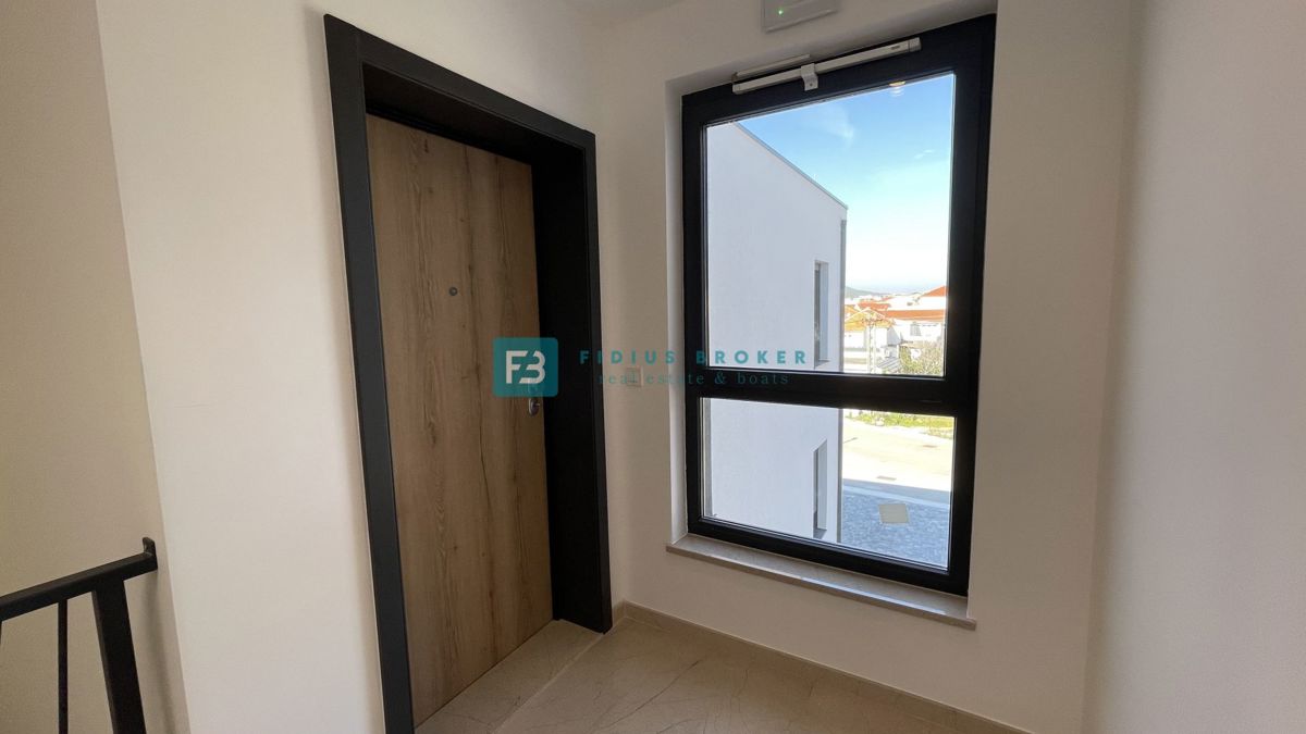 TRIBUNJ, novogradnja, 2. nad., 350 m od morja, terasa