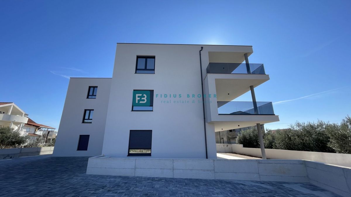 TRIBUNJ, novogradnja, 2. nad., 350 m od morja, terasa