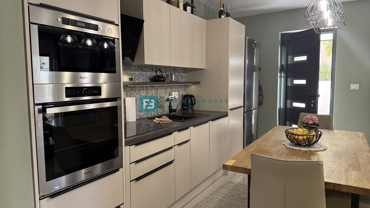 VODICE, novo, moderno opremljeno stanovanje, 600 m do plaže, vrt 155 m2, 3 spalnice, shramba