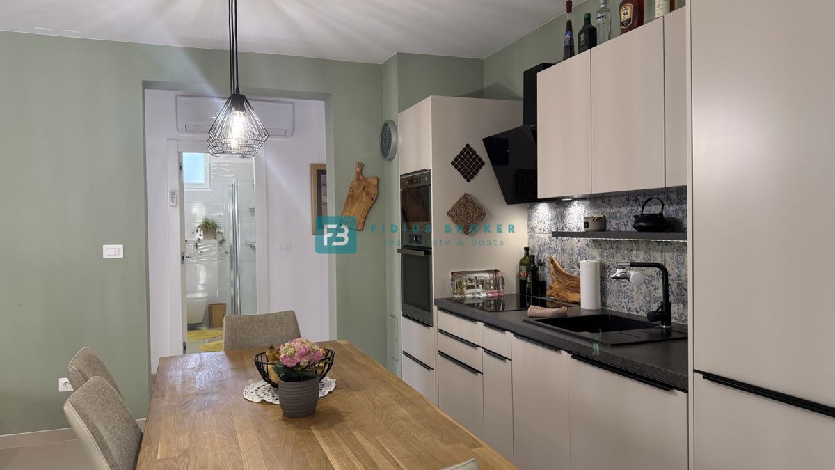 VODICE, novo, moderno opremljeno stanovanje, 600 m do plaže, vrt 155 m2, 3 spalnice, shramba