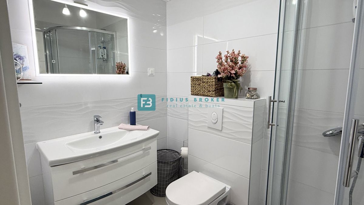 VODICE, novo, moderno opremljeno stanovanje, 600 m do plaže, vrt 155 m2, 3 spalnice, shramba