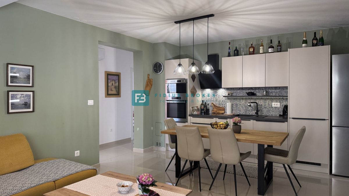 VODICE, novo, moderno opremljeno stanovanje, 600 m do plaže, vrt 155 m2, 3 spalnice, shramba