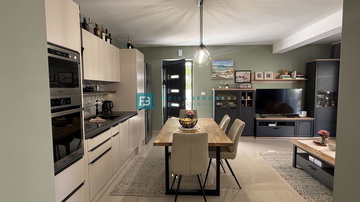 VODICE, novo, moderno opremljeno stanovanje, 600 m do plaže, vrt 155 m2, 3 spalnice, shramba