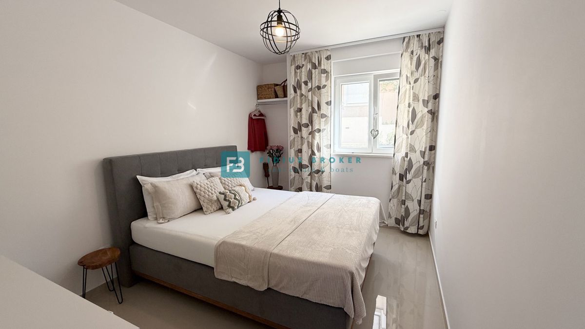 VODICE, novo, moderno opremljeno stanovanje, 600 m do plaže, vrt 155 m2, 3 spalnice, shramba