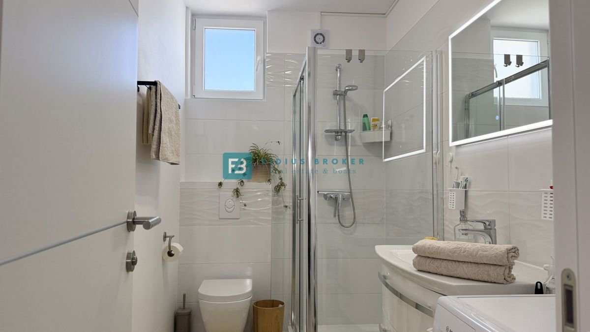 VODICE, novo, moderno opremljeno stanovanje, 600 m do plaže, vrt 155 m2, 3 spalnice, shramba