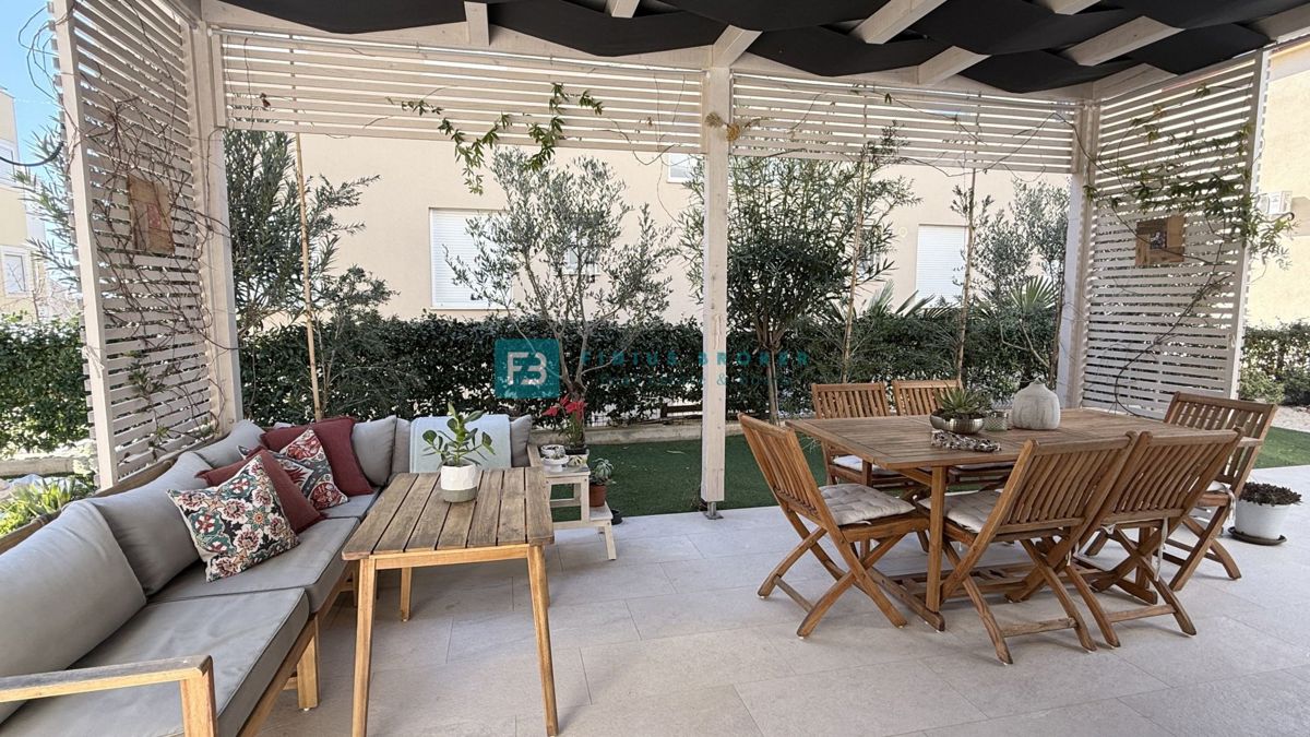 VODICE, novo, moderno opremljeno stanovanje, 600 m do plaže, vrt 155 m2, 3 spalnice, shramba