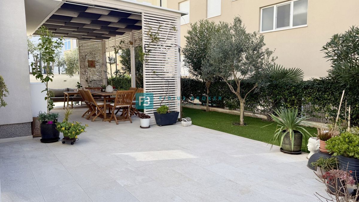 VODICE, novo, moderno opremljeno stanovanje, 600 m do plaže, vrt 155 m2, 3 spalnice, shramba