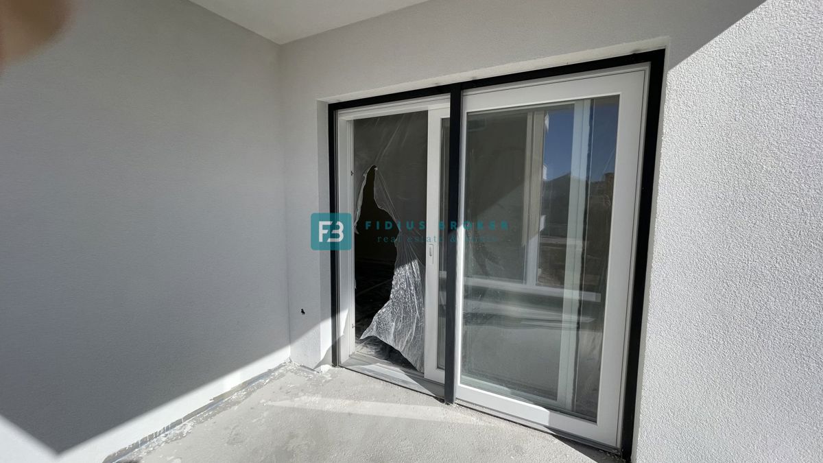 VODICE, novo, 1. nadstropje, 2 spalnici, 650 m do plaže, terasa