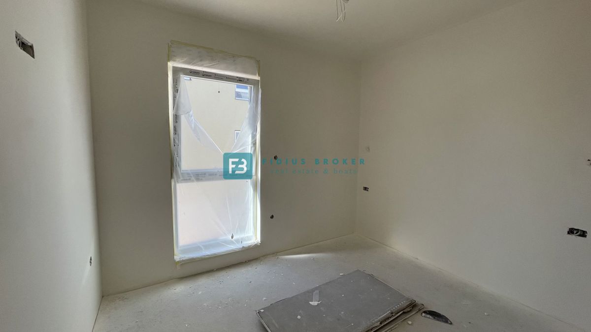 VODICE, novo, 1. nadstropje, 2 spalnici, 650 m do plaže, terasa