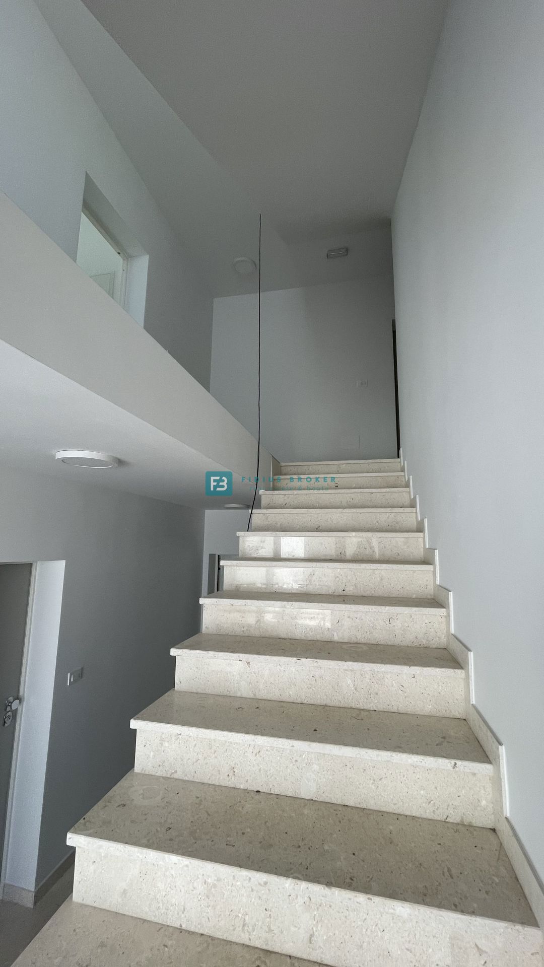 VODICE, novo, 1. nadstropje, 2 spalnici, 650 m do plaže, terasa