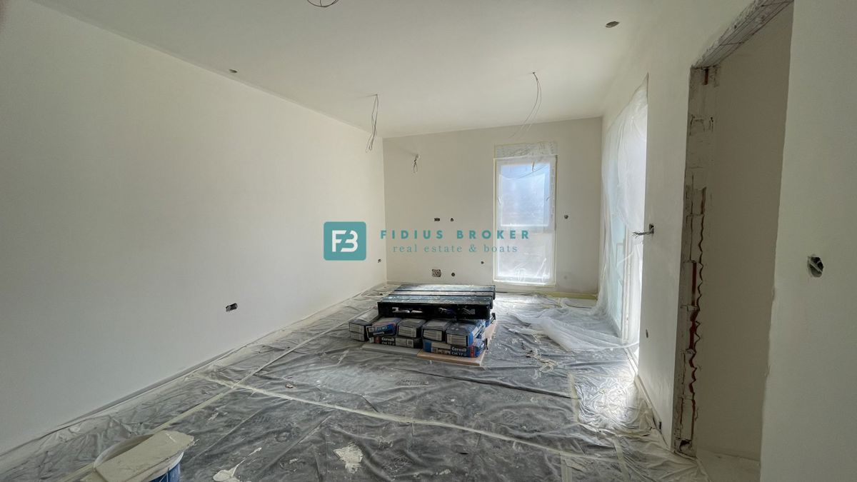 VODICE, novo, 1. nadstropje, 2 spalnici, 650 m do plaže, terasa