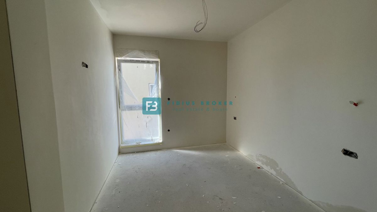 VODICE, novo, 1. nadstropje, 2 spalnici, 650 m do plaže, terasa