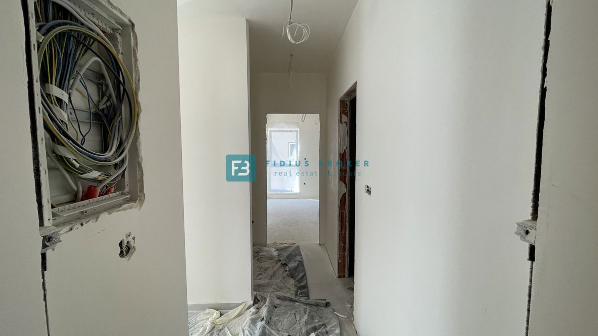 VODICE, novo, 1. nadstropje, 2 spalnici, 650 m do plaže, terasa