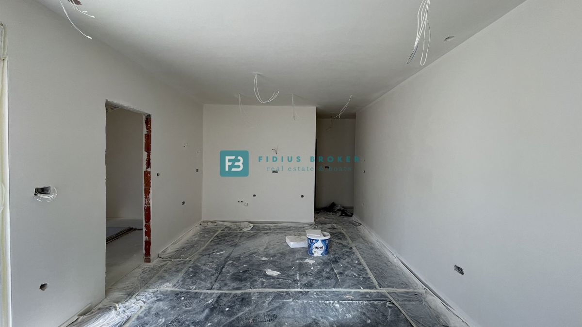 VODICE, novo, 1. nadstropje, 2 spalnici, 650 m do plaže, terasa