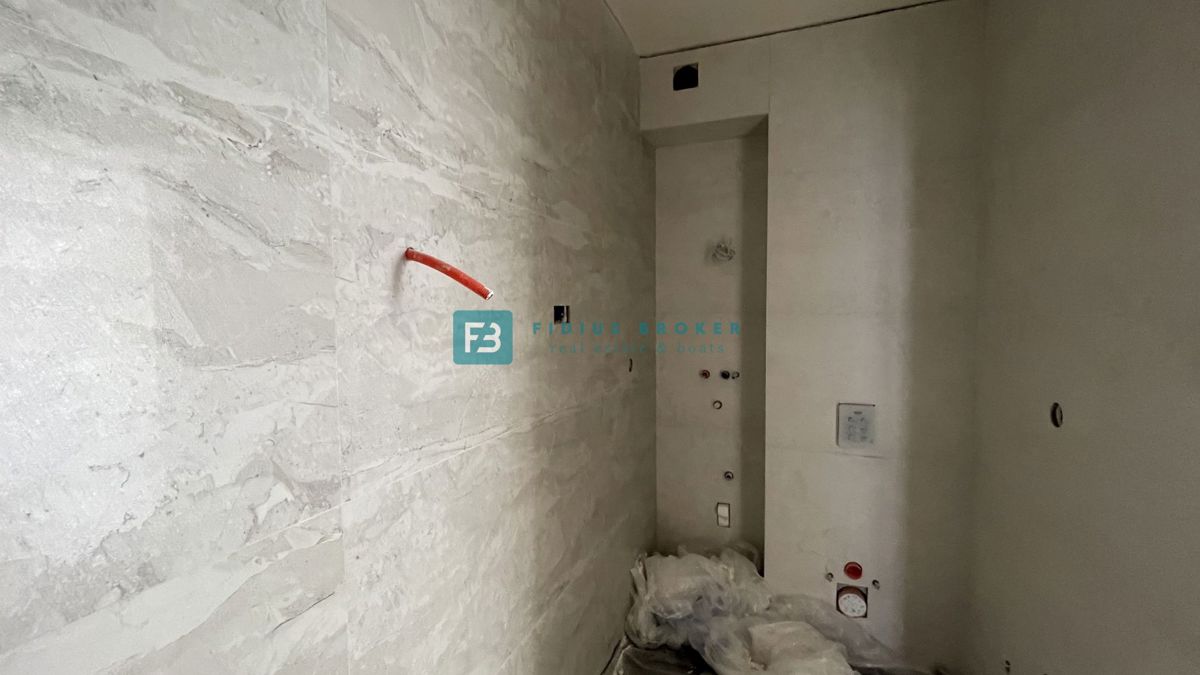 VODICE, novo, 1. nadstropje, 2 spalnici, 650 m do plaže, terasa