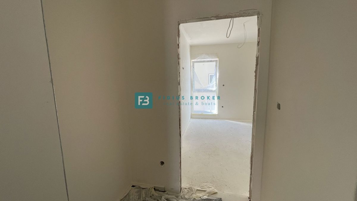 VODICE, novo, 1. nadstropje, 2 spalnici, 650 m do plaže, terasa