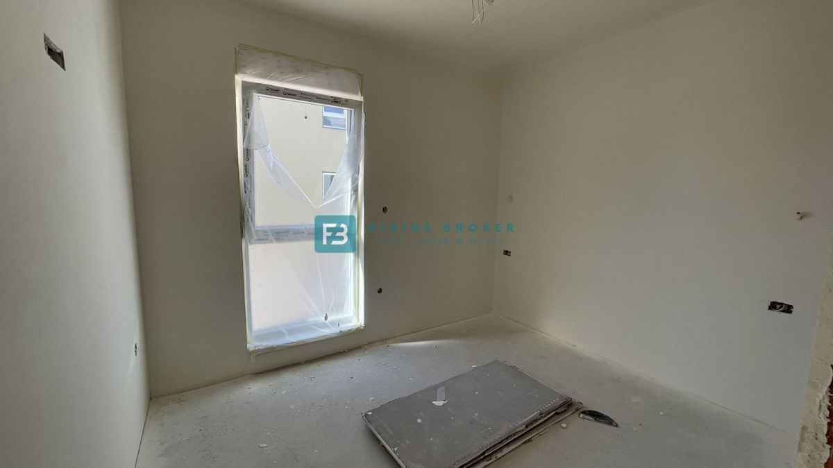 VODICE, novo, 1. nadstropje, 2 spalnici, 650 m do plaže, terasa