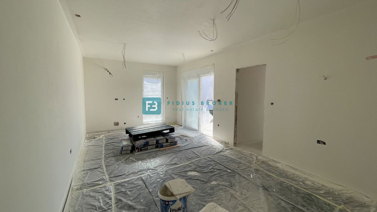 VODICE, novo, 1. nadstropje, 2 spalnici, 650 m do plaže, terasa