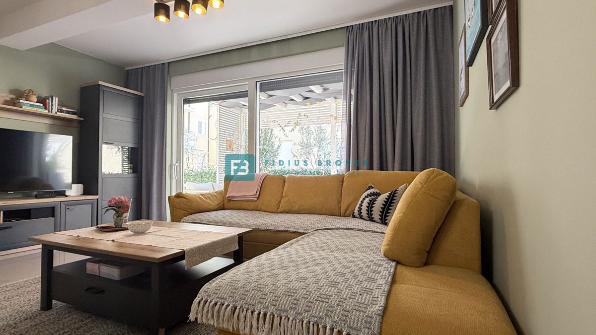 VODICE, novo, moderno opremljeno stanovanje, 600 m do plaže, vrt 155 m2, 3 spalnice, shramba