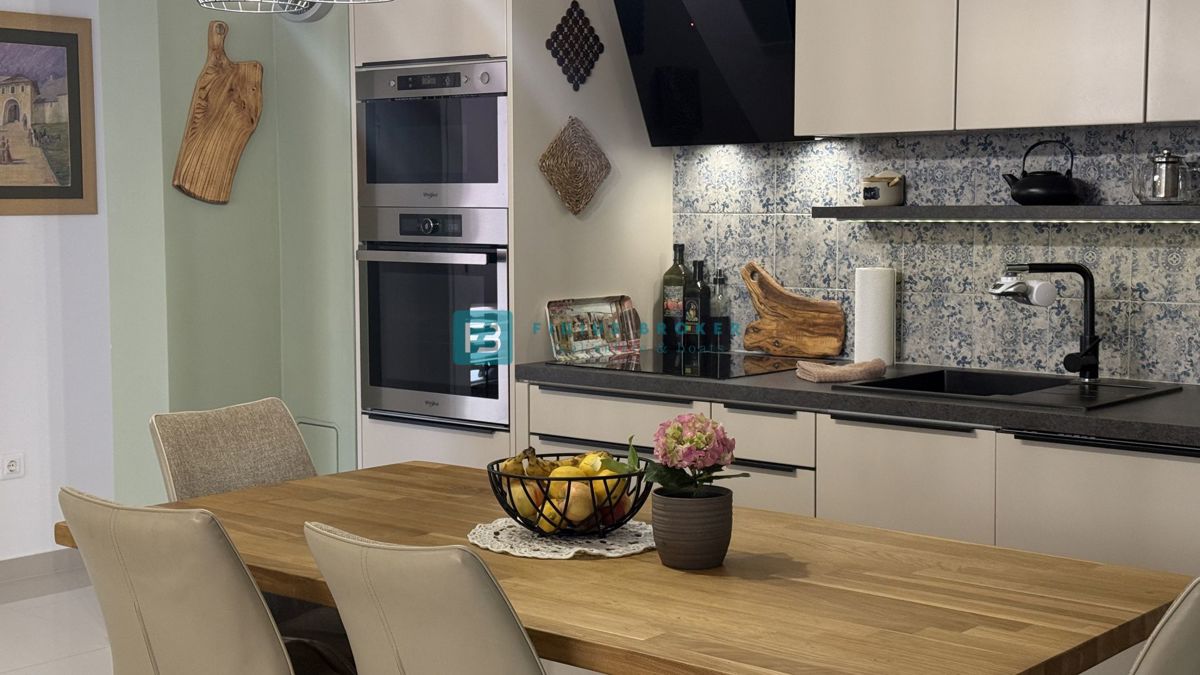 VODICE, novo, moderno opremljeno stanovanje, 600 m do plaže, vrt 155 m2, 3 spalnice, shramba