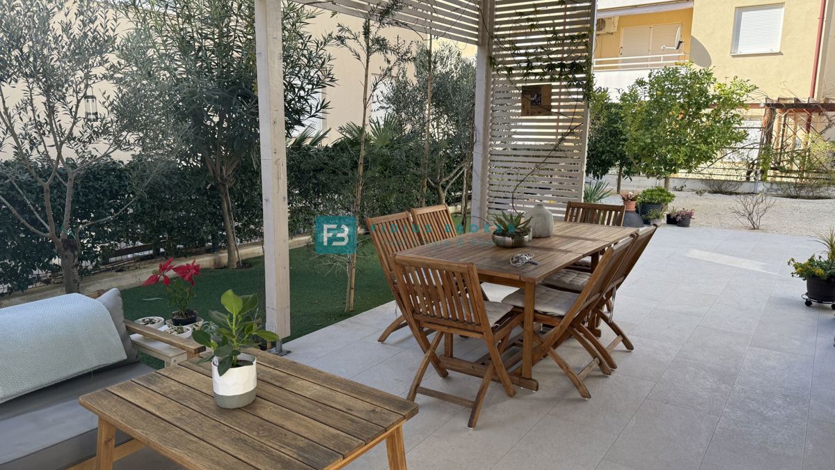 VODICE, novo, moderno opremljeno stanovanje, 600 m do plaže, vrt 155 m2, 3 spalnice, shramba