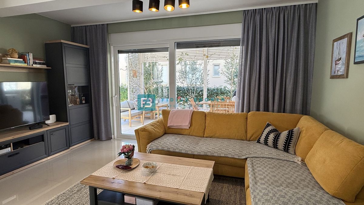 VODICE, novo, moderno opremljeno stanovanje, 600 m do plaže, vrt 155 m2, 3 spalnice, shramba