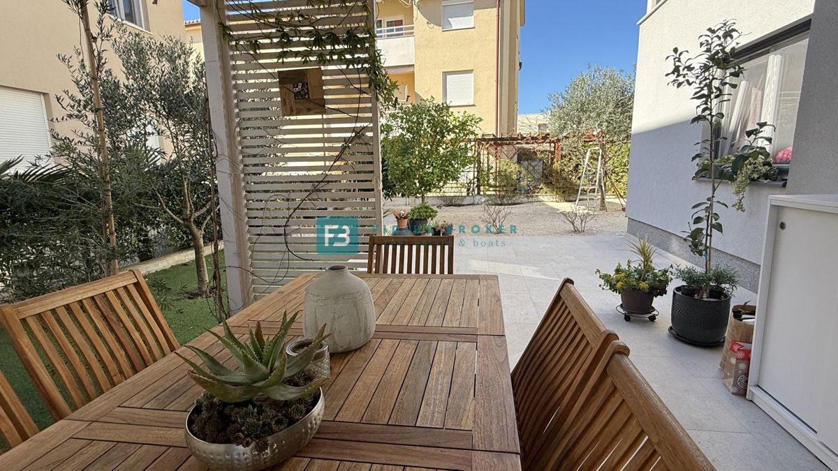 VODICE, novo, moderno opremljeno stanovanje, 600 m do plaže, vrt 155 m2, 3 spalnice, shramba