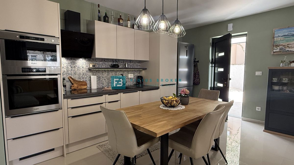 VODICE, novo, moderno opremljeno stanovanje, 600 m do plaže, vrt 155 m2, 3 spalnice, shramba