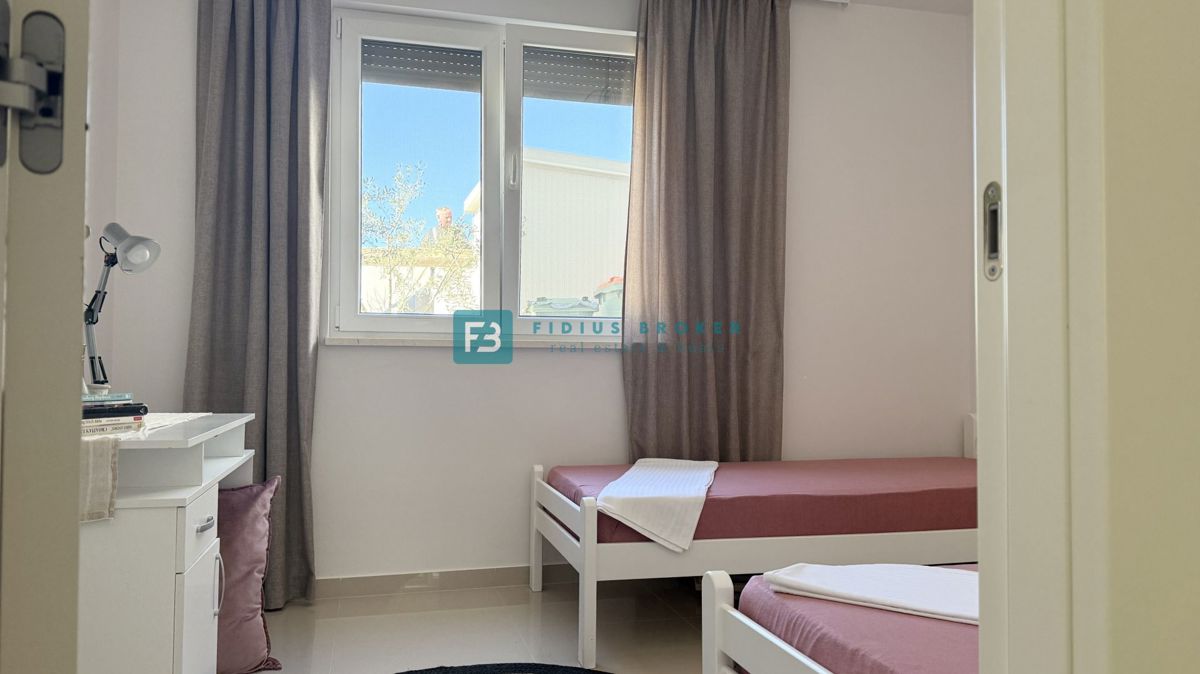 VODICE, novo, moderno opremljeno stanovanje, 600 m do plaže, vrt 155 m2, 3 spalnice, shramba