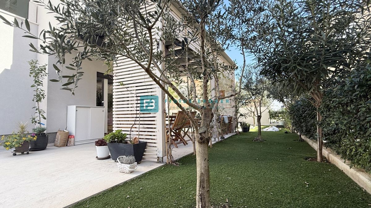 VODICE, novo, moderno opremljeno stanovanje, 600 m do plaže, vrt 155 m2, 3 spalnice, shramba