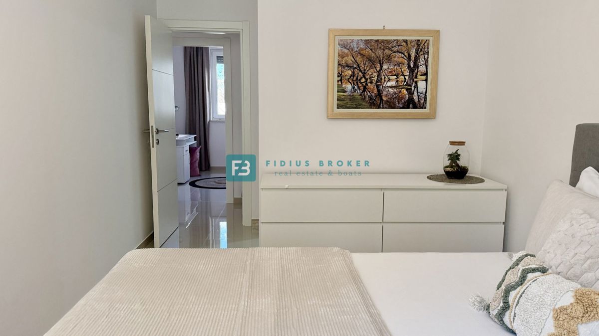 VODICE, novo, moderno opremljeno stanovanje, 600 m do plaže, vrt 155 m2, 3 spalnice, shramba